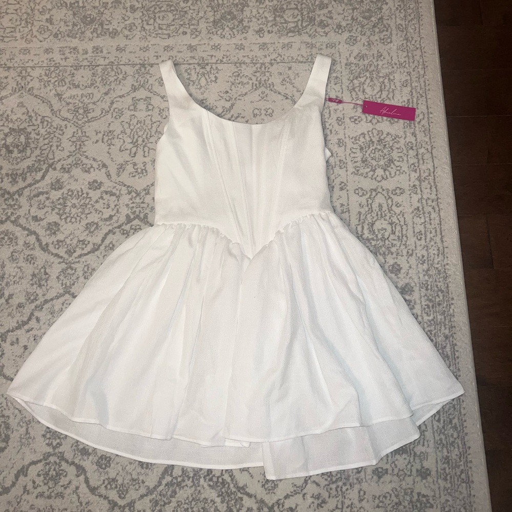 Elegant White Sleeveless Dress - Picture 2 of 5